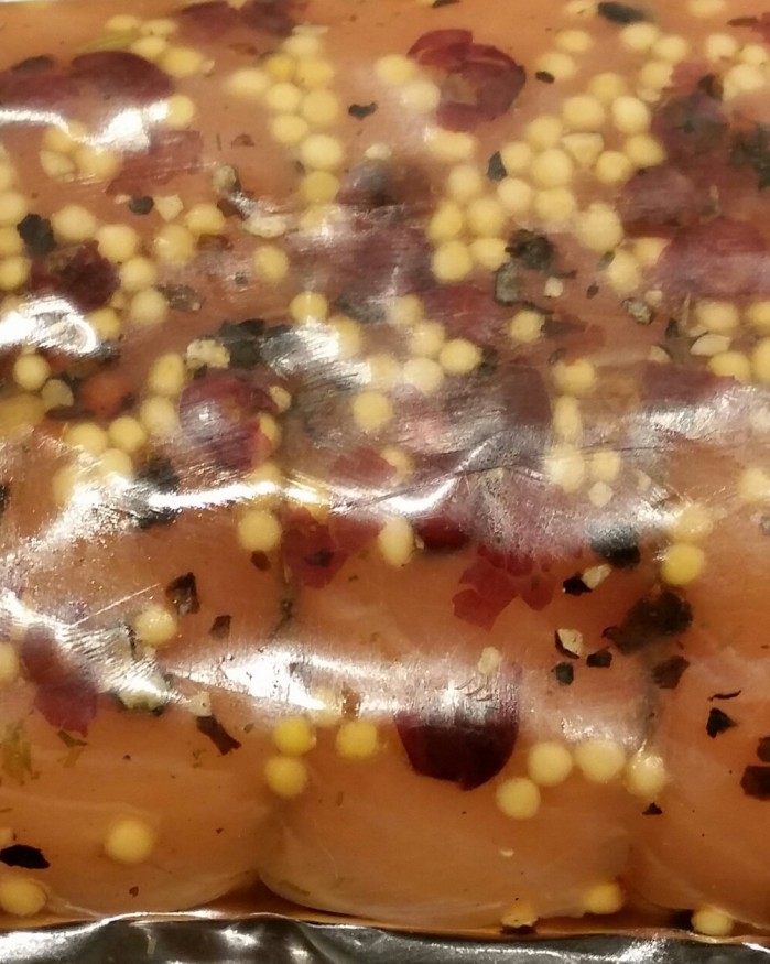 Gravelax de saumon mariné aux baies roses