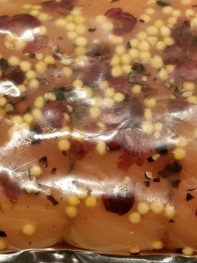 Gravelax de saumon mariné aux baies roses