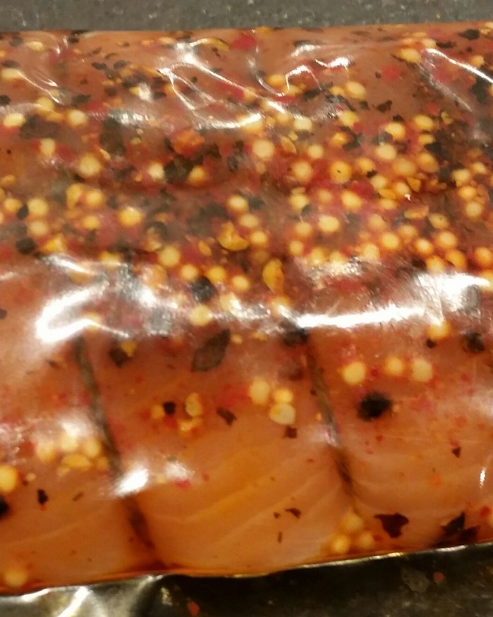 Gravelax de Saumon mariné au piment d'espelette